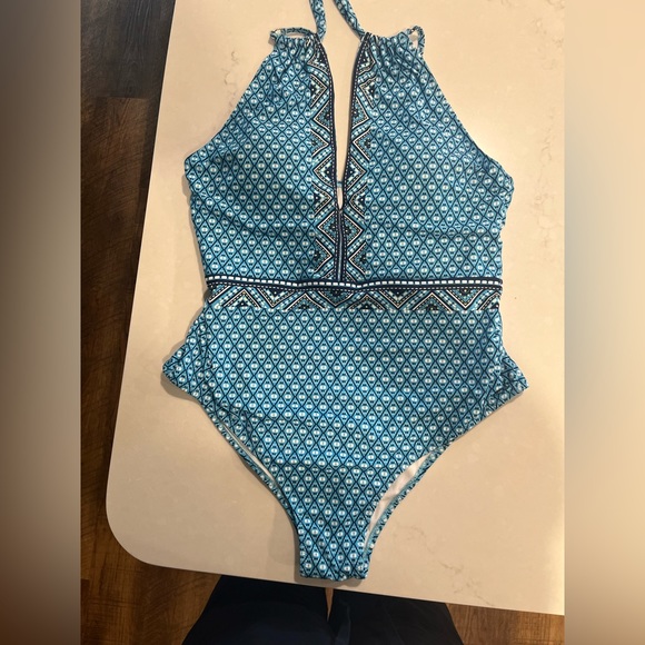 Cupshe Patterned One Piece - Picture 3 of 3